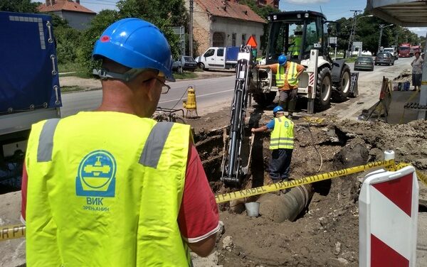 GRAĐEVINSKA FIRMA OŠTETILA CEV, CENTAR GRADA BEZ VODE