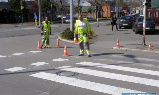 Obnavlja se horizontalna saobraćajna signalizacija u gradu i naseljenim mestima, pešački prelazi i oznake u zoni škola