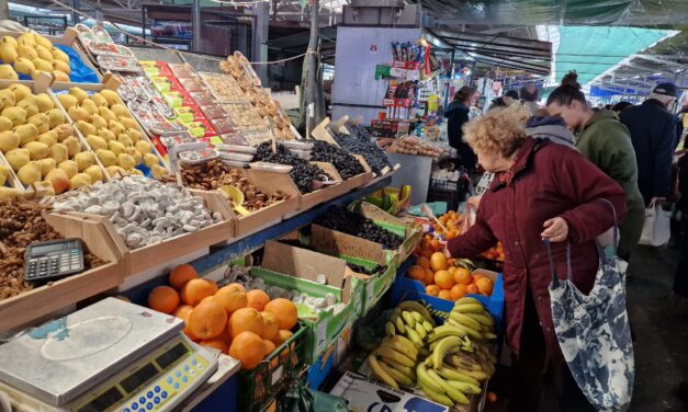 POGLEDAJTE PONUDU NA GLAVNOJ ZRENJANINSKOJ PIJACI TOKOM PRAZNIKA (FOTO)