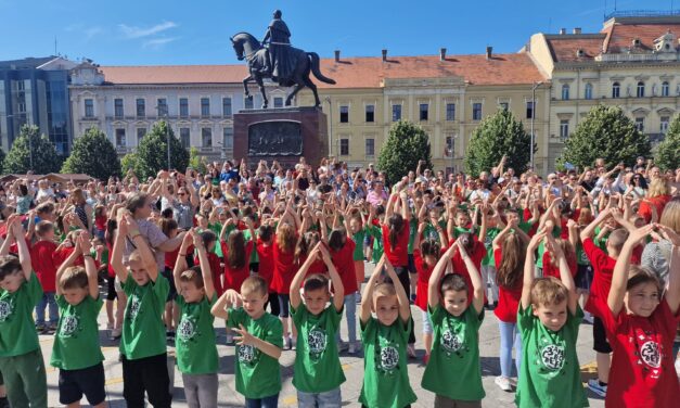 Zrenjaninski predškolci ulepšali centar Zrenjanina(FOTO/VIDEO)