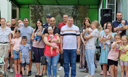 Grad Zrenjanin podelio auto sedišta za još 50 beba rođenih ove godine