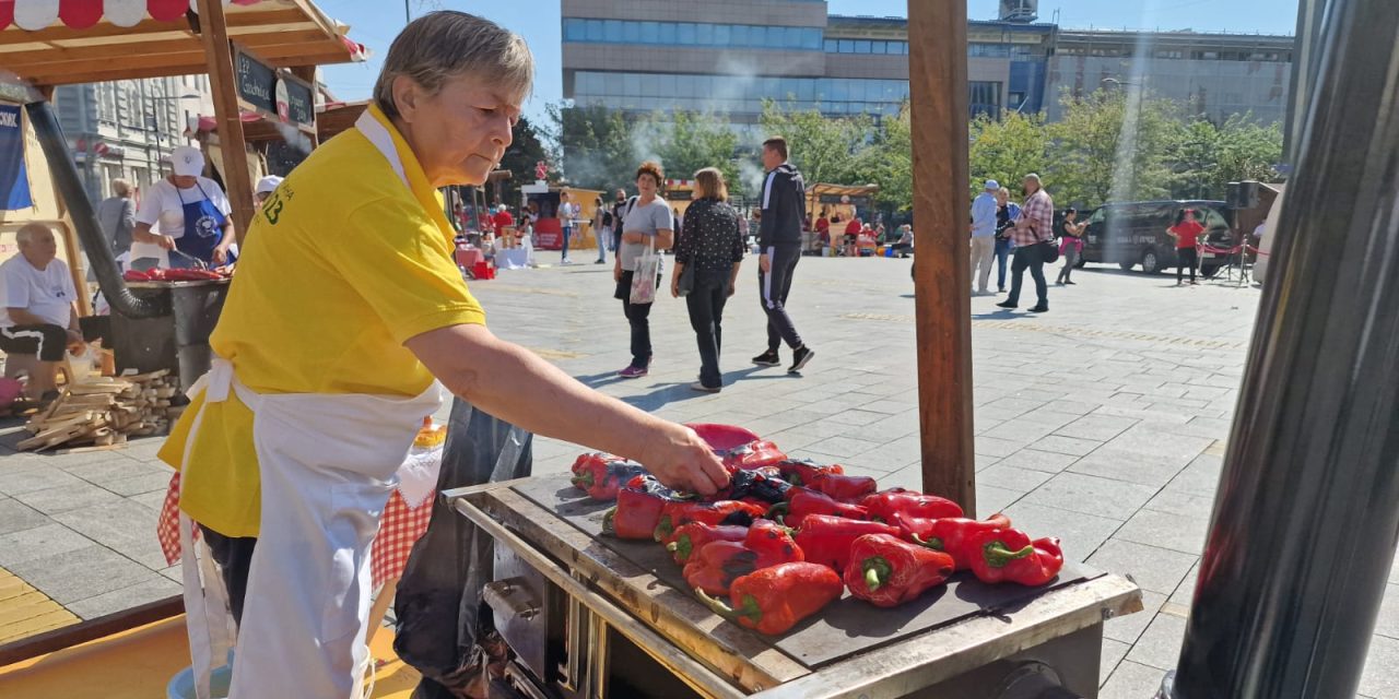 U centru Zrenjanina počelo takmičenje u kuvanju ajvara „Izađi mi na teglu“