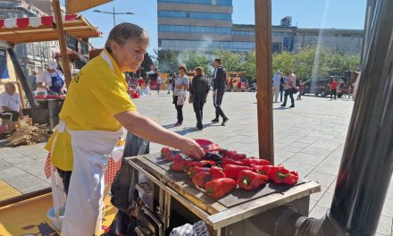 U centru Zrenjanina počelo takmičenje u kuvanju ajvara „Izađi mi na teglu“