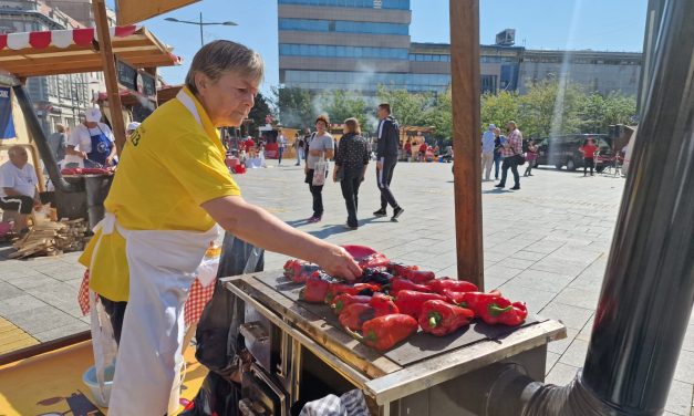 U centru Zrenjanina počelo takmičenje u kuvanju ajvara „Izađi mi na teglu“