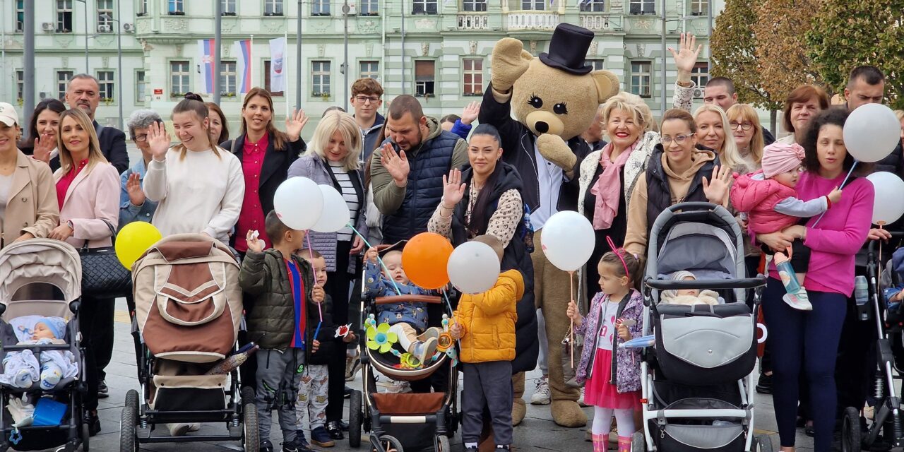 Šetnjom mama sa bebama obeležena nedelja dojenja u Zrenjaninu