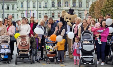 Šetnjom mama sa bebama obeležena nedelja dojenja u Zrenjaninu