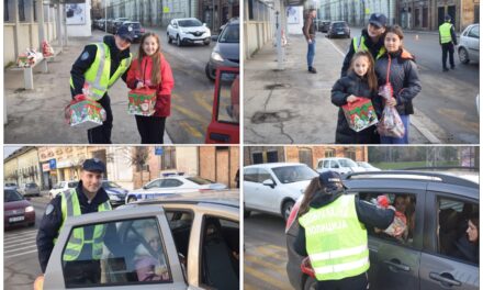 Policijski službenici na Badnji dan prilikom kontrole saobraćaja podelili paketiće najmlađima