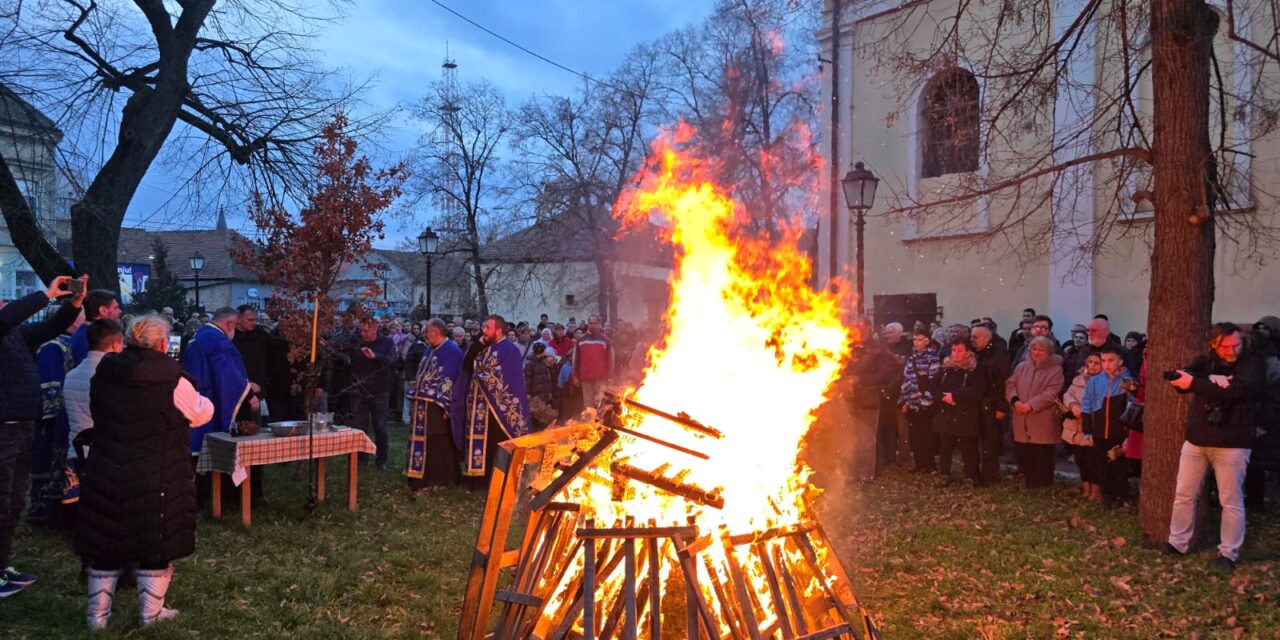 UPALJEN BADNJAK ISPRED HRAMA U SVETOSAVSKOJ (FOTO)