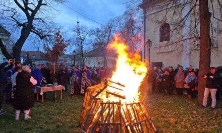 UPALJEN BADNJAK ISPRED HRAMA U SVETOSAVSKOJ (FOTO)