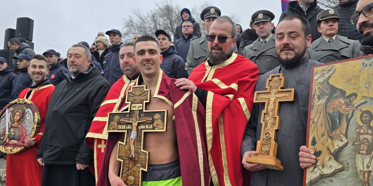 Plivanje za Časni krst u Zrenjaninu: Mateja Markov prvi doplivao do Časnog krsta (FOTO)