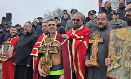 Plivanje za Časni krst u Zrenjaninu: Mateja Markov prvi doplivao do Časnog krsta (FOTO)