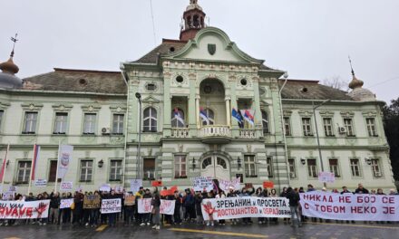 Zrenjaninski prosvetari održali javni čas ispred Gradske kuće