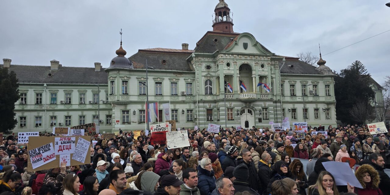 Održan protestni skup u Zrenjaninu- Gimnazijalci održali čas