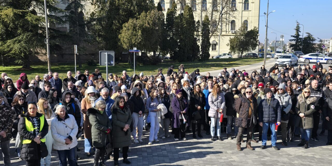 Zrenjaninski prosvetni radnici održali protest- Traže ostavku načelnice Školske uprave