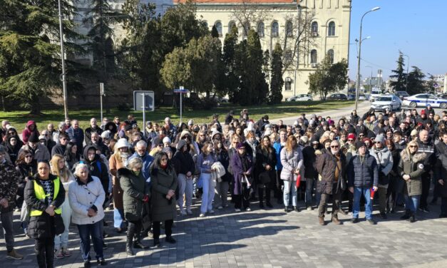 Zrenjaninski prosvetni radnici održali protest- Traže ostavku načelnice Školske uprave