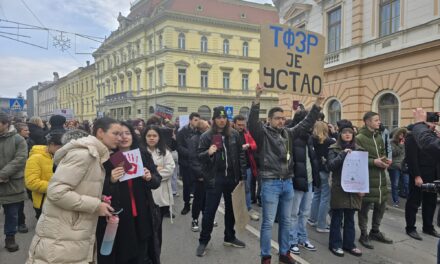 Još jedan protest u Zrenjaninu- prodajna izložba fotografija sa studentskih protesta „POP UP STAND“