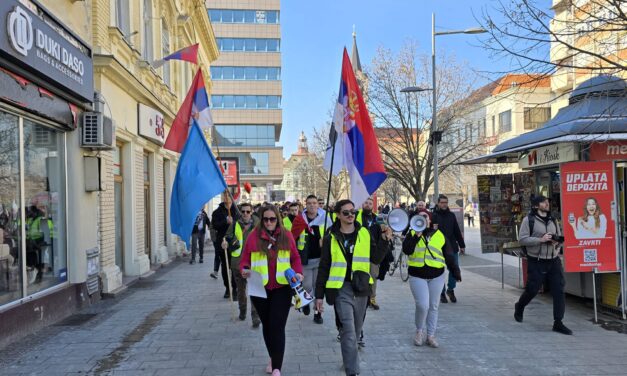 Studenti zrenjaninskog fakulteta krenuli u protestnu šetnju do Vršca