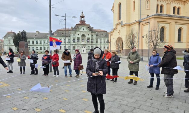 Zaposleni u kulturi i prosveti izveli performans na Trgu slobode