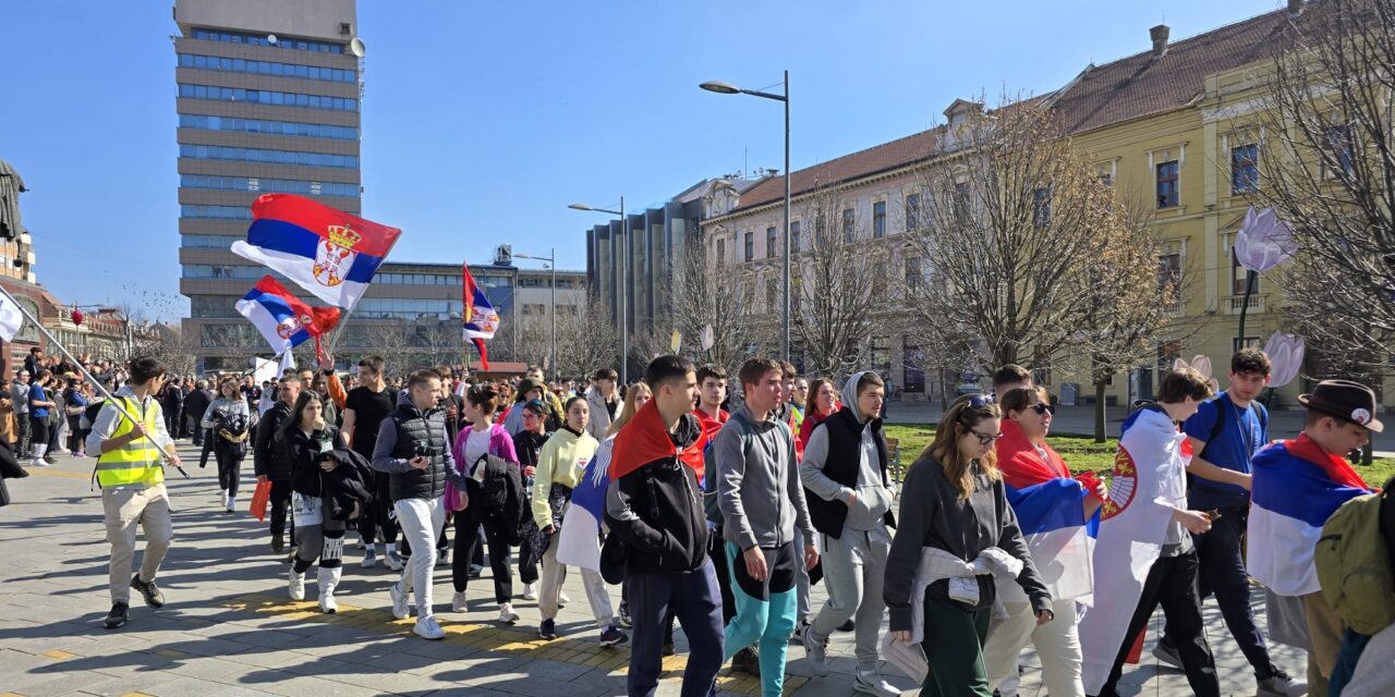 Učenici Zrenjaninske gimnazije krenuli u protestnu šetnju do Bečeja